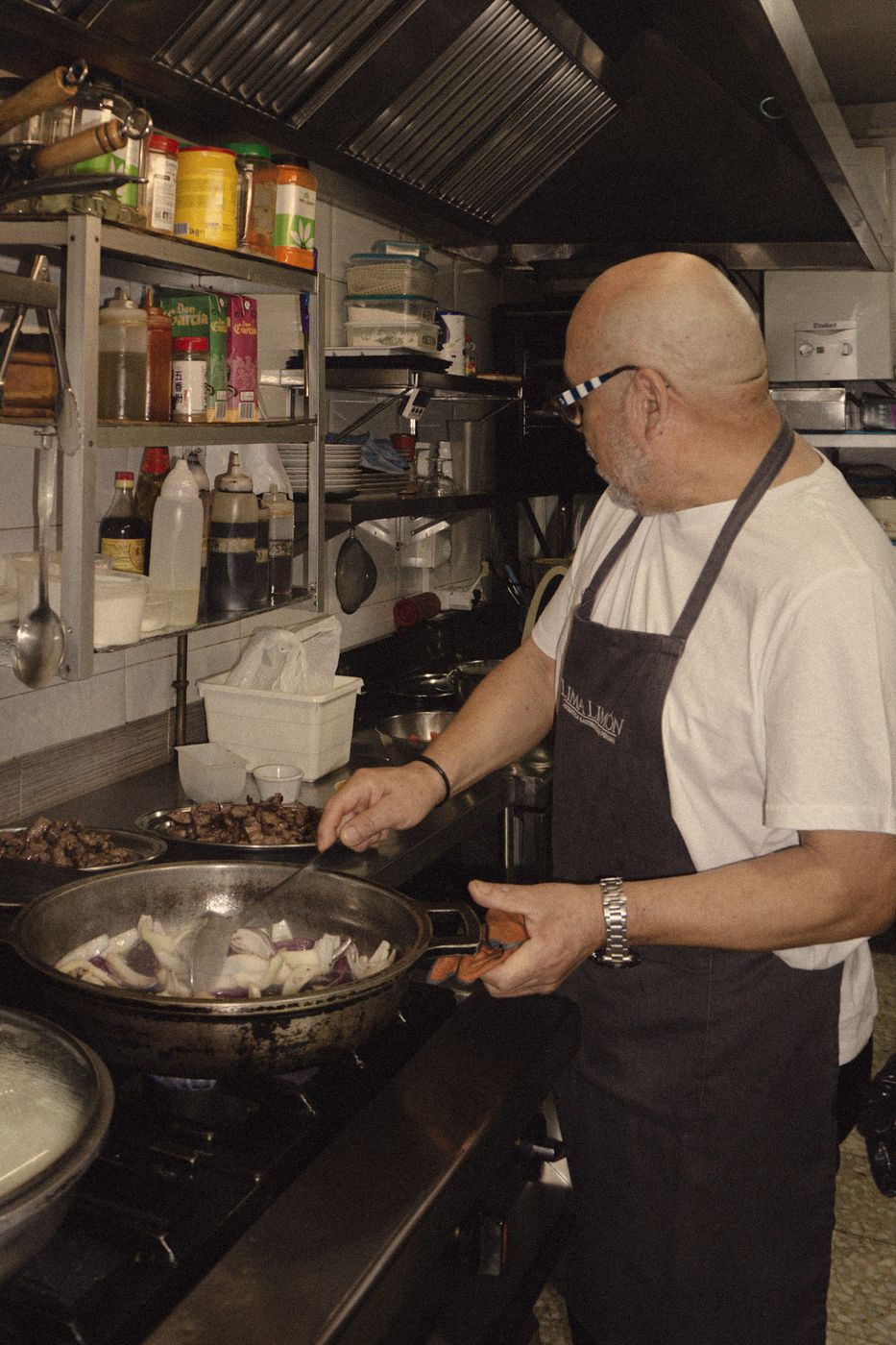 Salteando cebolla para el lomo saltado en los fogones