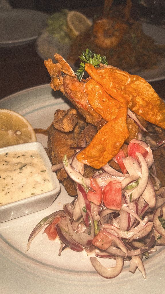 Jalea con sarsa criolla