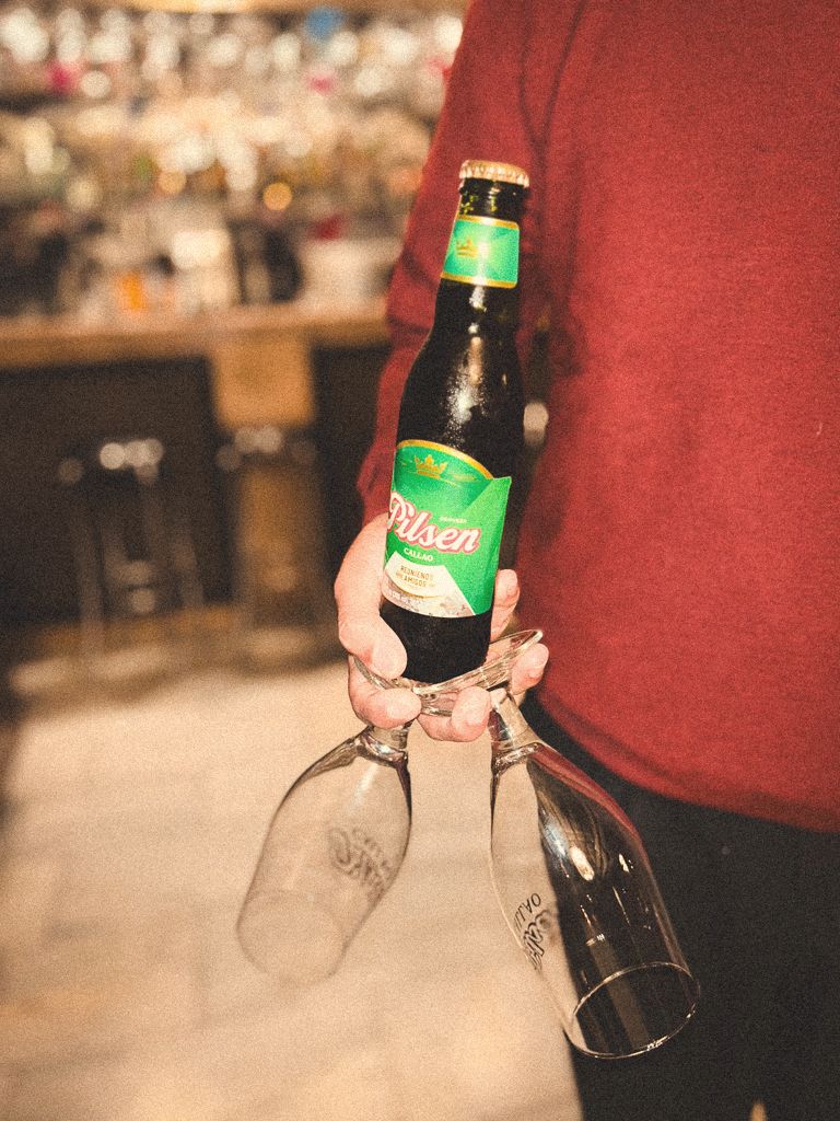 Cerveza Pilsen Callao con dos copas en la barra