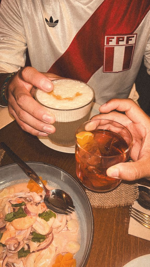 Brindis con pisco sour junto a un ceviche