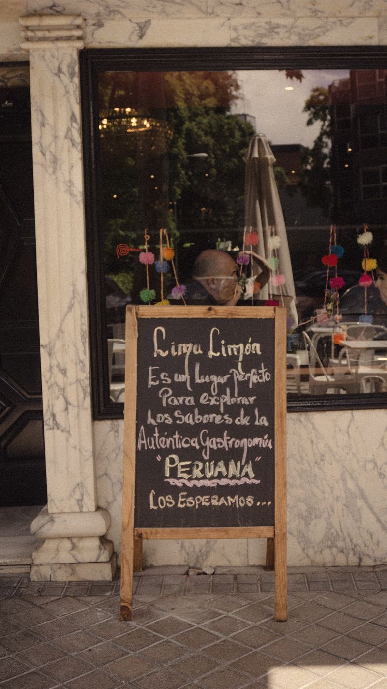 Pizarra en la puerta: auténtica gastronomía peruana