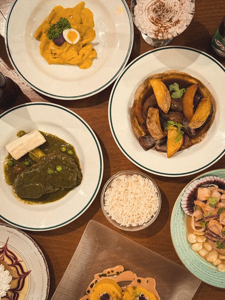 Ají de gallina, seco y lomo saltado sobre la mesa